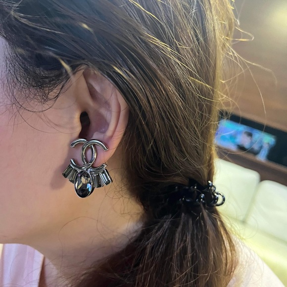 Chanel large crystal clip on earrings - Picture 5 of 9
